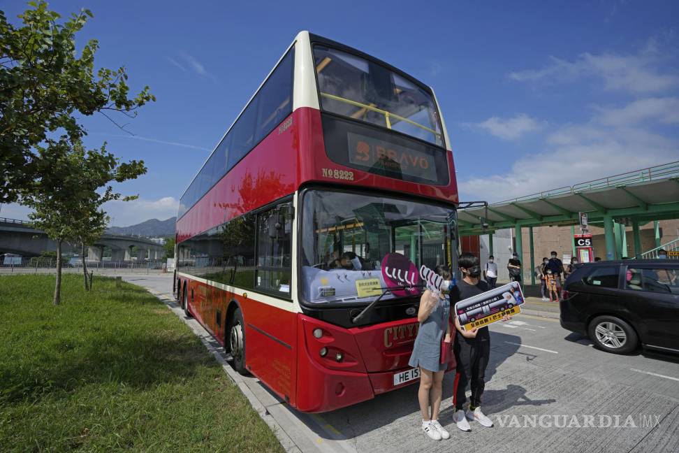$!Personas con insomnio pudieran encontrar alivio en un nuevo autobús en Hong Kong. El recorrido de 76 kilómetros (47 millas) y cinco horas en un bus de dos pisos alrededor del territorio busca atraer a personas que se quedan dormidas fácilmente en viajes largos. AP/Kin Cheung