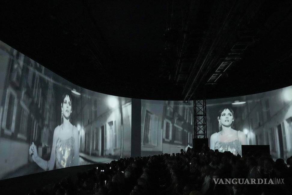 $!Una imagen de Kristen Stewart se ve en dos pantallas gigantes durante la colección de moda prêt-à-porter Primavera/Verano 2023 de Chanel.