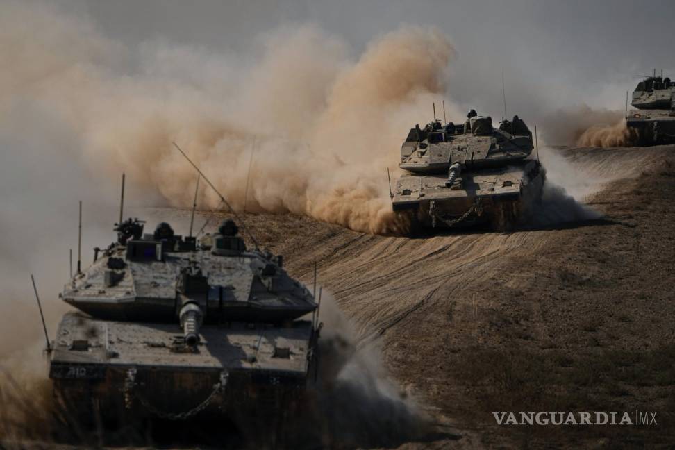 $!Tanques israelíes se dirigen a la frontera en la Franja de Gaza, en el sur de Israel, el viernes 13 de octubre de 2023.