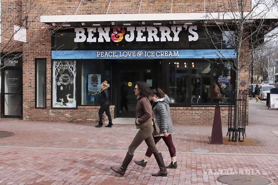 $!Los peatones caminan por Church St., pasando por la tienda Ben &amp; Jerry’s, en Burlington, Vermont.