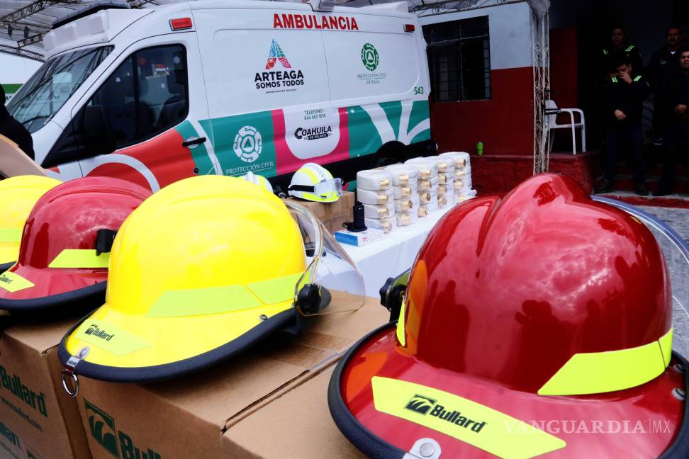 $!Entre el material entregado se incluyen cascos para bomberos estructurales y brigadistas forestales, mangueras, radios, bases de cama, colchones y almohadas.