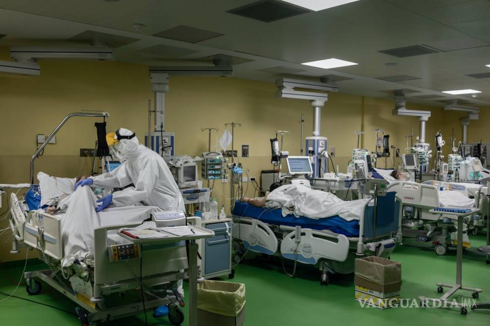 $!Un área de cuidados intensivos para pacientes con COVID-19 en un hospital en Ponte San Pietro, Italia.