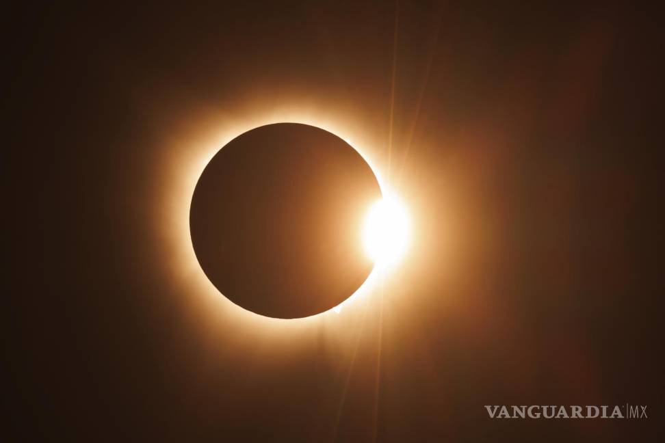 Así cautiva, maravilla y asombra el eclipse solar desde Mazatlán hasta la isla de Terranova (fotos)