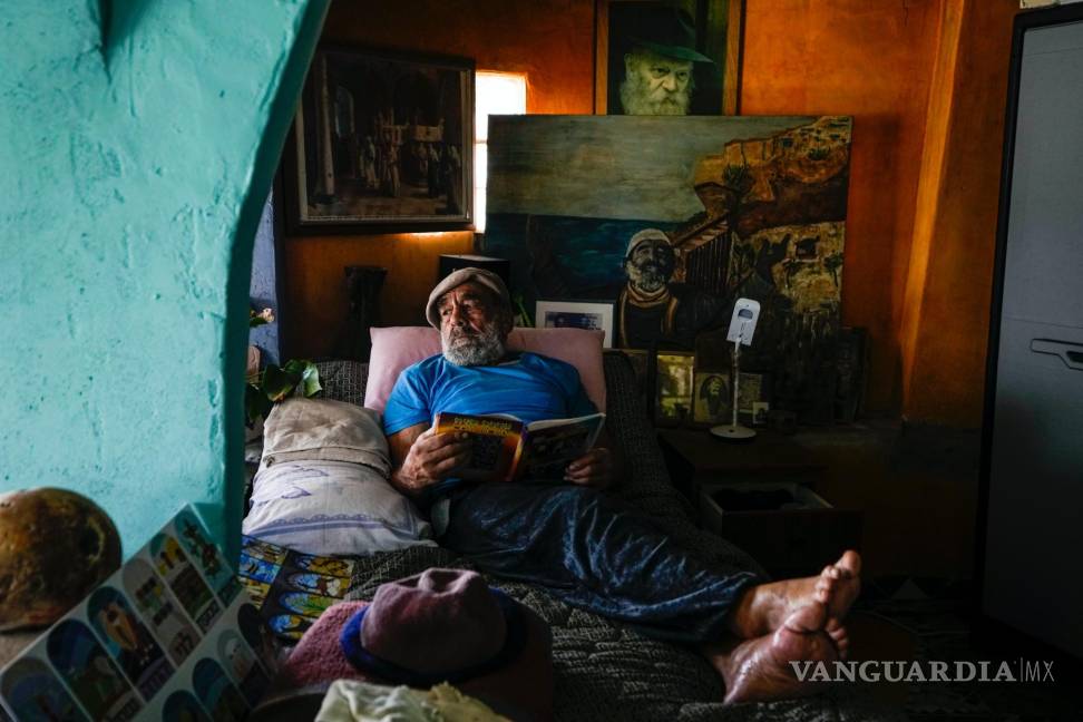 $!Nissim Kahlon descansa en una cama de su hogar, tallado en unos acantilados de arenisca frente al mar Mediterráneo en Herzliya, Israel.