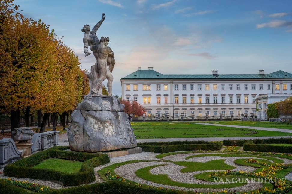 $!Palacio de Mirabell, y sus jardines, al atardecer, en Salzburgo, Austria.