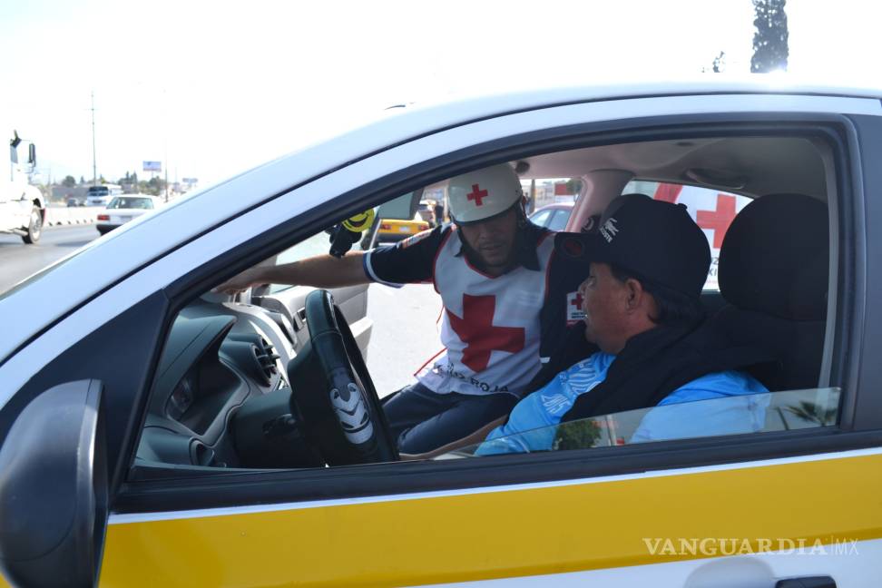 $!Mujer taxista provoca choque, culpa a trailero