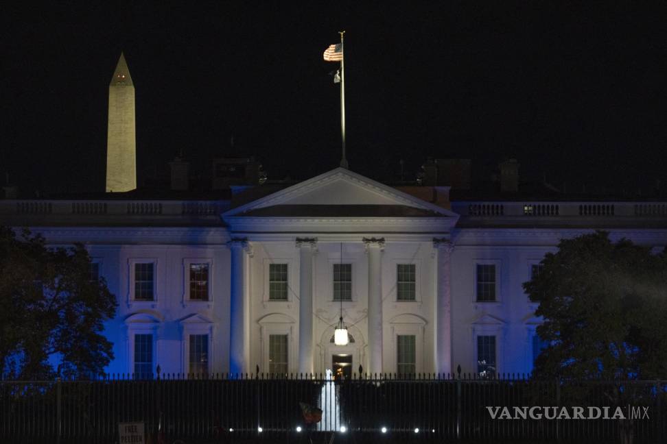 $!La Casa Blanca está iluminada de azul y blanco, los colores de la bandera israelí, para subrayar la solidaridad de Estados Unidos con Israel en Washington.