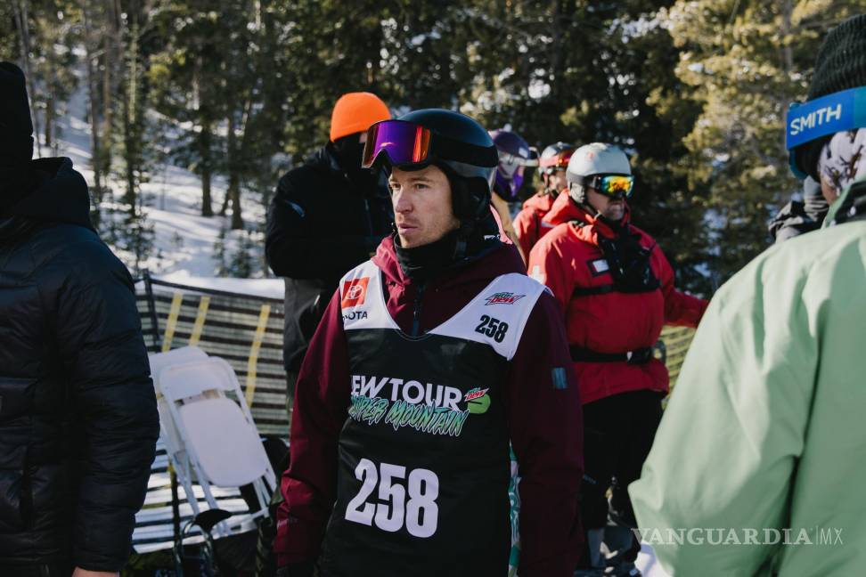 $!Shaun White preparándose durante la competencia varonil de snowboard en 2021.