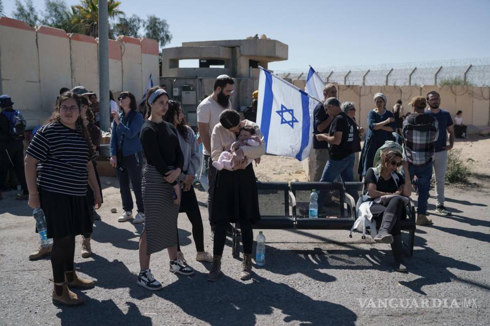 $!La gente protesta en el cruce fronterizo de Nitzana con Egipto, en el sur de Israel, contra la entrega de ayuda humanitaria a la Franja de Gaza.