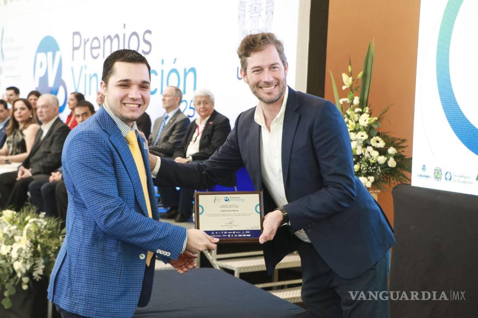 $!Hugo Duarte Ramos fue uno de los alumnos galardonados; recibe su reconocimiento de manos del rector de la Universidad Carolina.