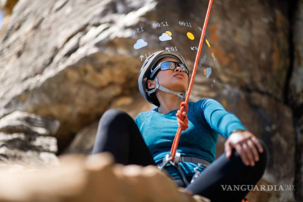 $!Escaladora en una montaña visualizando datos con gafas de RA.