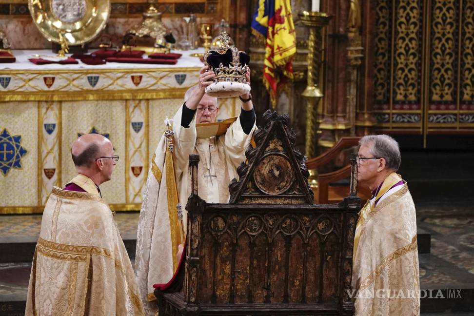$!El rey Carlos III es coronado con la corona de San Eduardo por el Arzobispo de Canterbury, el Reverendísimo Justin Welby en la Abadía de Westminster, Londres.
