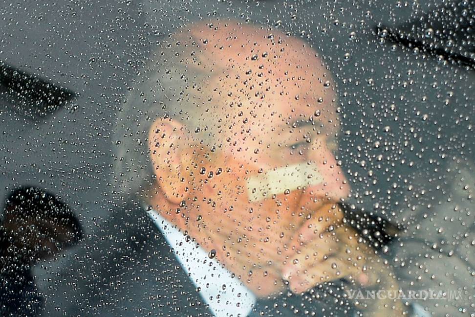 Blatter defiende su honorabilidad y la de Platini