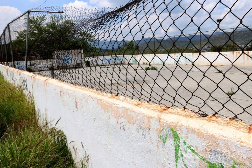 $!Canchas del Parque V. Carranza muestran hierba crecida y tableros dañados.