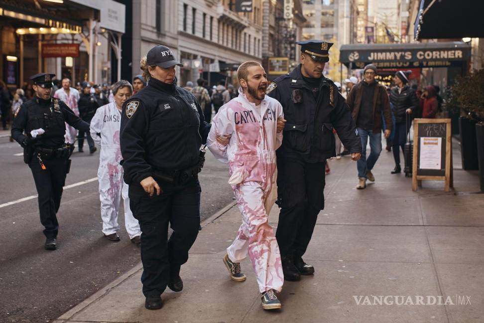 $!Manifestantes pro palestinos son arrestados por la policía durante el desfile del Día de Acción de Gracias de Macy’s en Nueva York.