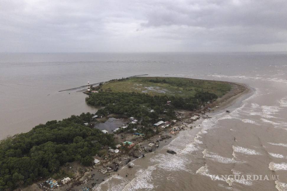 $!Una vista aérea de la comunidad costera de El Bosque, en el estado de Tabasco, destruida por las inundaciones provocadas por el aumento del nivel del mar.