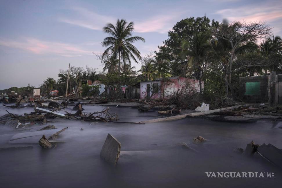 $!Restos de una casa derribada y árboles caídos llenan la costa de la comunidad pesquera de El Bosque, en el estado de Tabasco el 30 de noviembre de 2023.