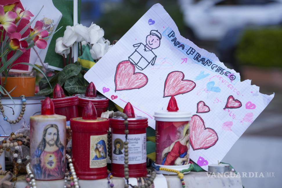 $!Un mensaje para el papa, frente al hospital Agostino Gemelli de Roma, el 15 de marzo de 2025, donde Francisco está ingresado desde el 14 de febrero.