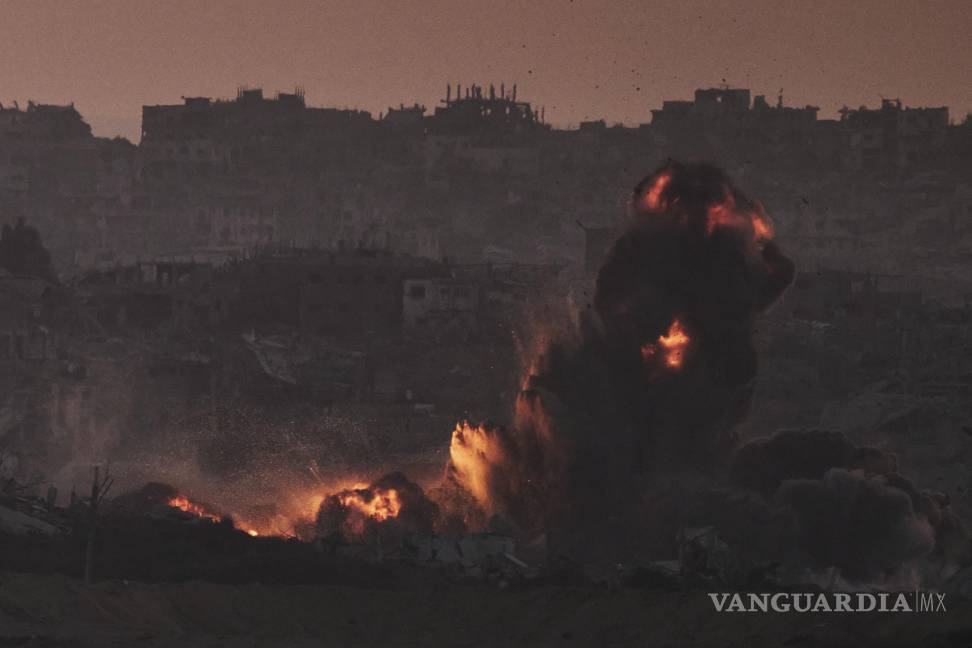$!Humo y fuego se elevan al cielo tras un ataque aéreo israelí en el norte de la Franja de Gaza, visto desde el sur de Israel.