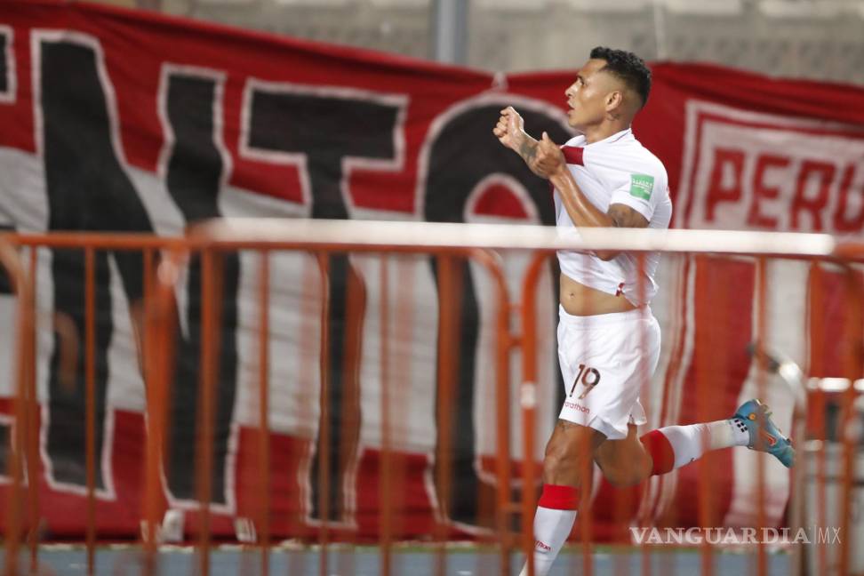 $!Yoshimar Yotún de Perú celebra luego de anotar la ventaja 2-0.