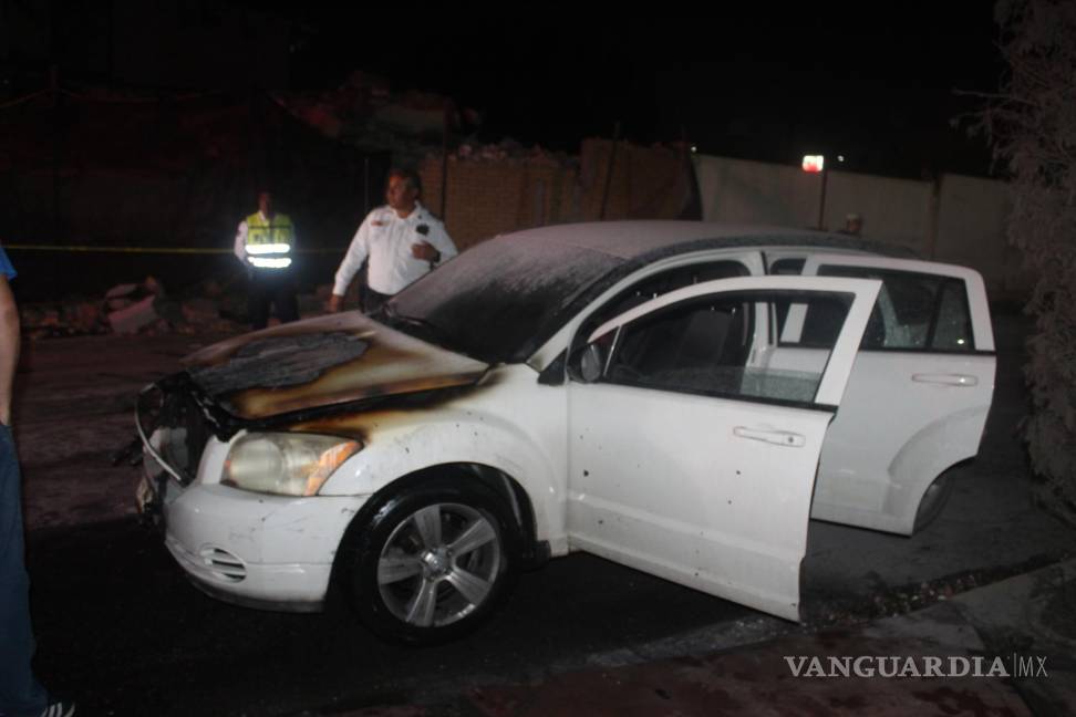 Se incendia su auto mientras conducía por calles de Saltillo
