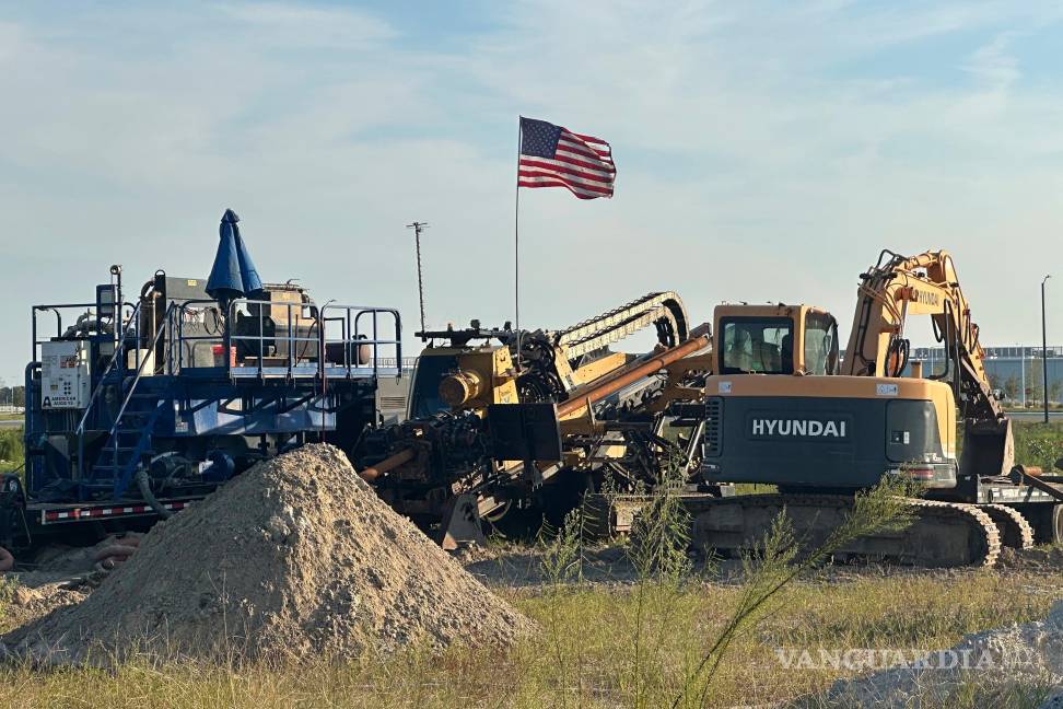 $!Una bandera estadounidense ondea sobre una maquinaria pesada en el emplazamiento de la planta de vehículos eléctricos de Hyundai Motor Group.