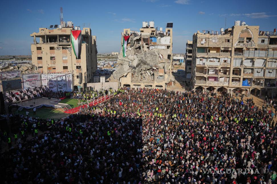 $!Palestinos observan y celebran una boda multitudinaria en la ciudad de Hamad, en Khan Younis, Franja de Gaza.