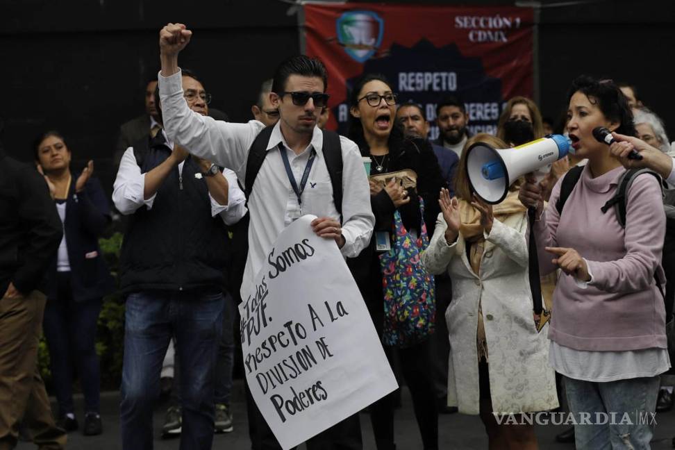 $!Manifestación de trabajadores de la Suprema Corte de Justicia de la Nación para exigir derechos laborales y contra la desaparición de 13 fideicomisos.