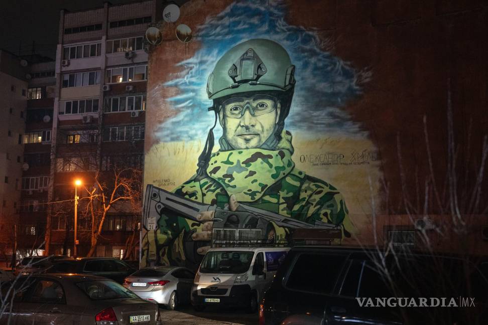 $!19/01/2024. Oleksandr Khmil, campeón de hockey hielo en Ucrania y soldado voluntario, protagoniza un mural en la pared de un edificio residencial en Kiev.