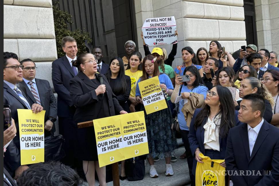 $!Nina Perales, vicepresidenta de litigios del Fondo Mexicano-Americano de Defensa Legal y Educación, habla con partidarios de DACA.