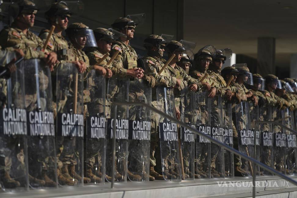 $!La Guardia Nacional de California está posicionada en el Edificio Federal el martes 10 de junio de 2025, en el centro de Los Ángeles.