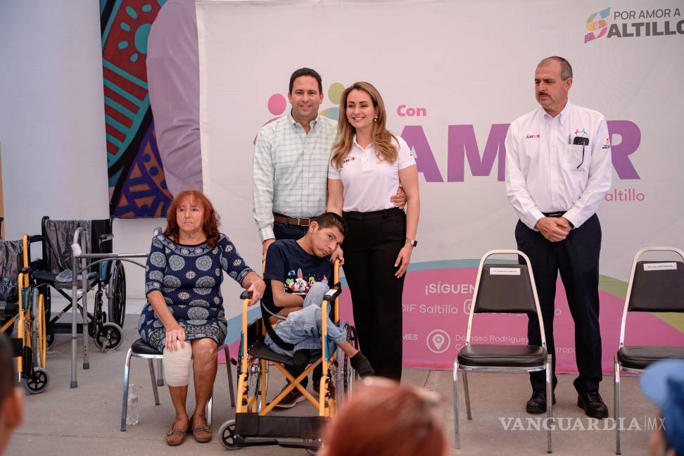 $!Diego Andrés Dávila Hernández recibió una silla de ruedas juvenil durante la entrega simbólica de apoyos realizada este viernes por el DIF Saltillo.