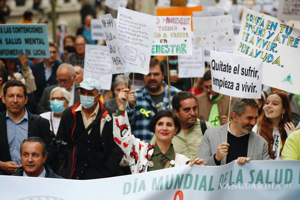 $!Decenas de personas participan en una concentración en Madrid por el Día Mundial de la Salud Mental, que se conmemora cada 10 de octubre.