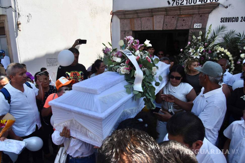 $!Familiares y pobladores dan el último adiós a Camila, niña de ocho años asesinada en Taxco, Guerrero.