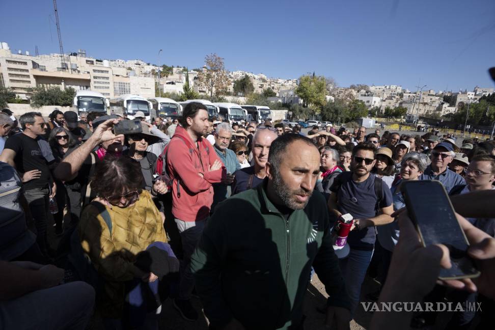 $!El activista palestino Issa Amro, en el centro, se encuentra con activistas israelíes en la asediada ciudad de Hebrón, en Cisjordania, el 2 de diciembre de 2022.