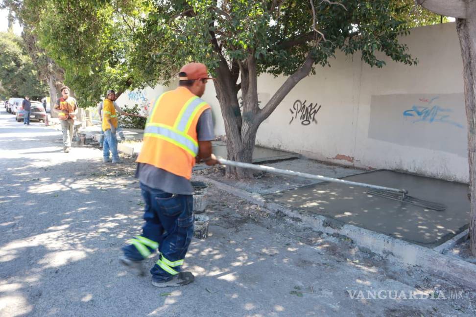 $!El Gobierno Municipal también realiza mantenimiento y limpieza en panteones, incluyendo el retiro de maleza, basura y escombros, así como pintura y cal en pasillos y áreas comunes.