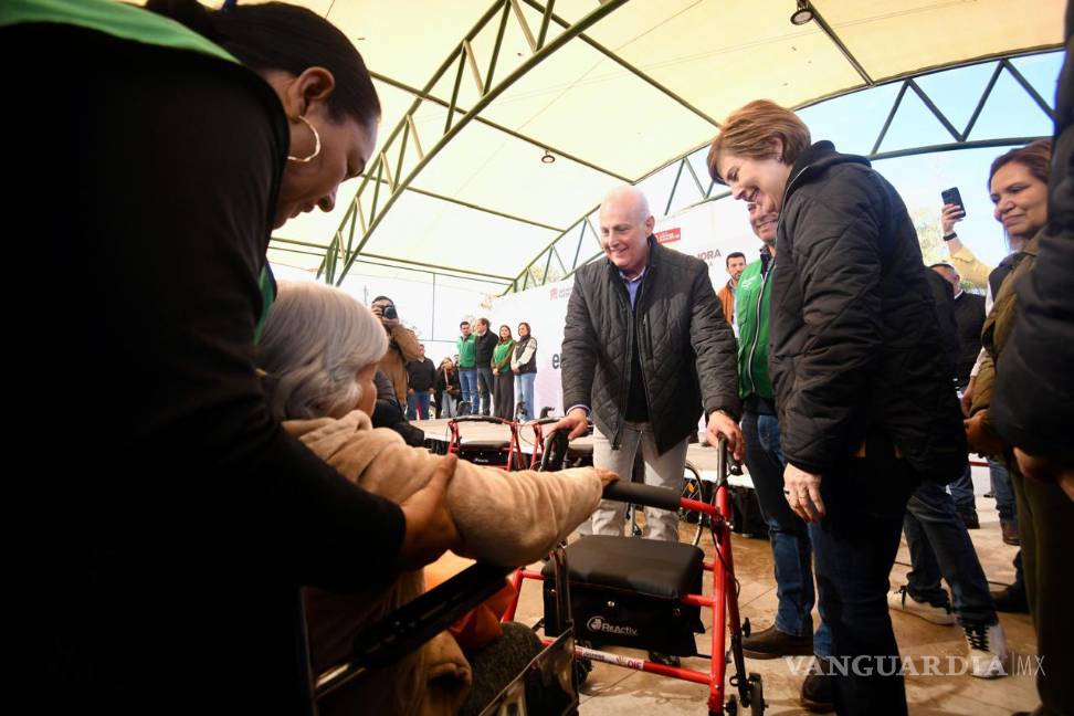 $!Durante la brigada municipal, el DIF Torreón, encabezado por Selina Bremer de Cepeda, entregó sillas de ruedas y andadores a personas en situación de vulnerabilidad, reforzando la atención social en los sectores habitacionales.