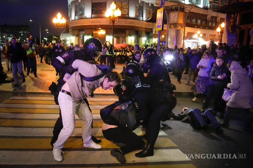 $!La policía antidisturbios detiene a dos jóvenes en una manifestación en Moscú, Rusia, el miércoles 21 de septiembre de 2022.