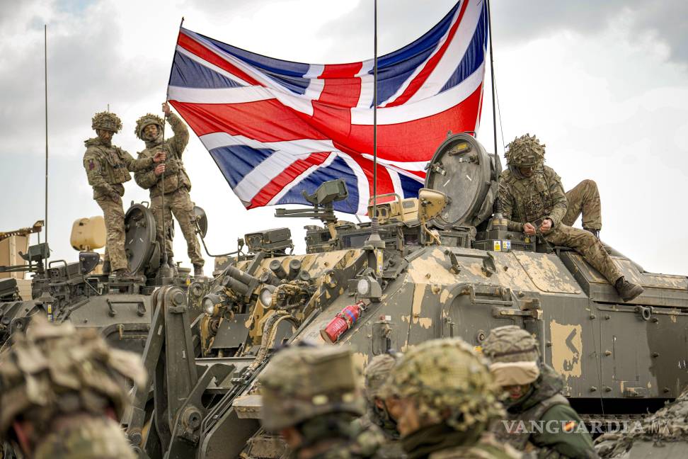 $!Los militares británicos despliegan la bandera de la Unión Jack antes del inicio del ejercicio Steadfast Dart 2025.