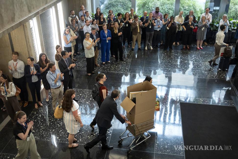 $!Empleados del Departamento de Estado aplauden mientras sus colegas caminan por el vestíbulo tras ser despedidos en el edificio Harry S. Truman en Washington.