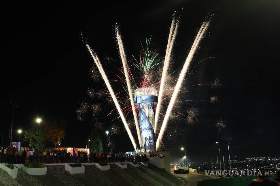 $!Durante la verbena nocturna por el 448 aniversario de Saltillo, miles de personas se reunieron para celebrar con música en vivo, mañanitas, pastel y fuegos artificiales.