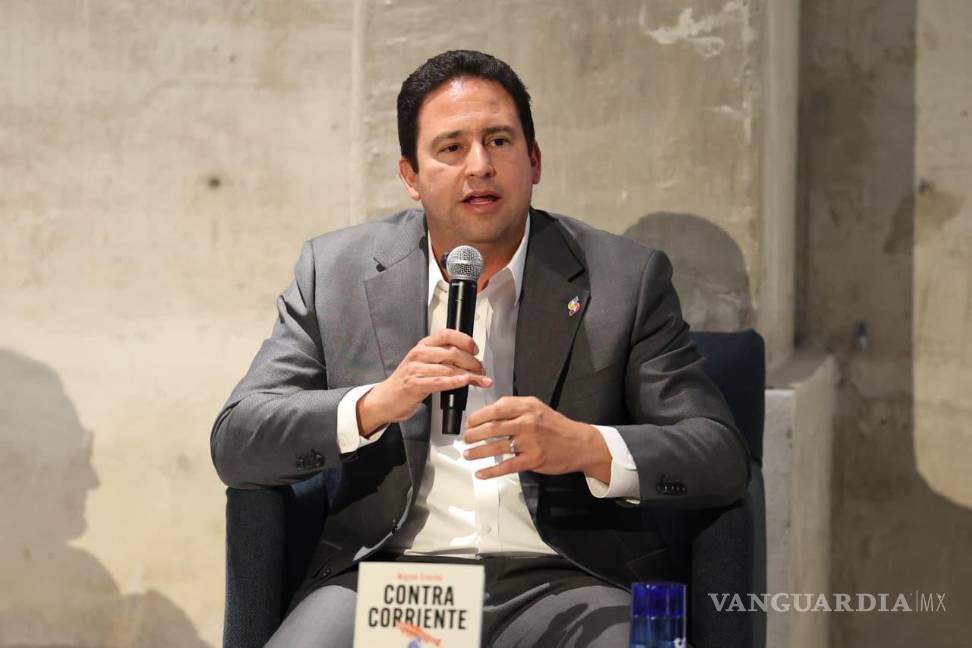 $!El alcalde de Saltillo, Javier Díaz González, resaltó el ejemplo de liderazgo de Miguel Treviño durante la presentación de su libro en la Universidad Carolina.