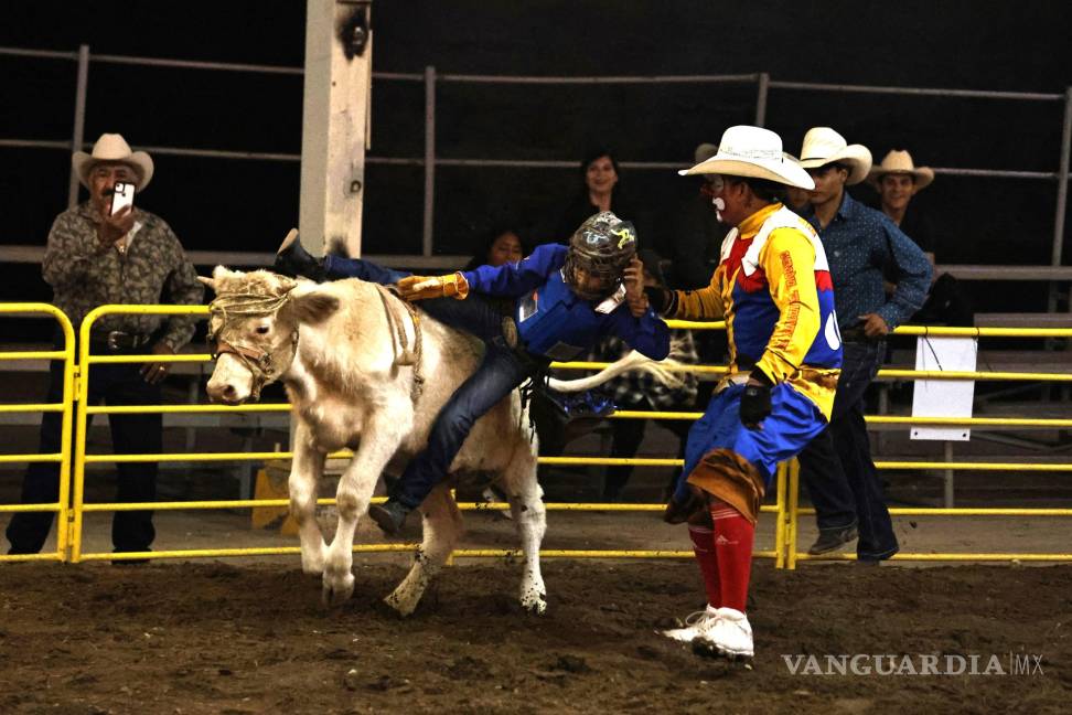 $!La monta de becerro juvenil inició este viernes y continuará en el programa del sábado. FOTO: HÉCTOR GARCÍA
