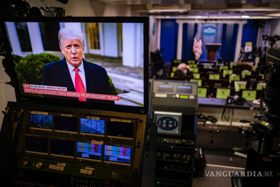 $!Mensaje del presidente Donald Trump en un monitor en la sala de prensa de la Casa Blanca mientras se dirige a las acciones en el edificio del Capitolio.