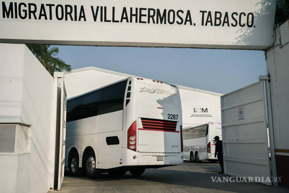 $!Agentes de migración en un centro en las afueras de Villahermosa, Tamaulipas, México reciben autobuses con migrantes traídos desde México.