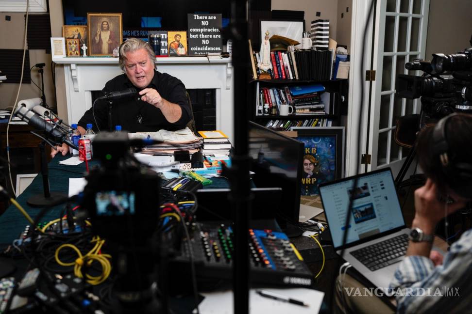 $!Stephen Bannon durante una grabación de su podcast “War Room” en un estudio en el sótano de su casa en Washington.
