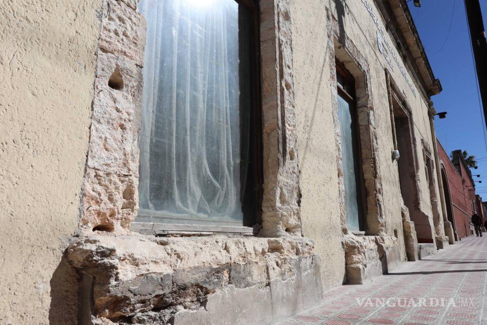 $!Habitantes del Centro Histórico de Saltillo manifestaron su preocupación por la desaparición de las rejas del edificio que alberga la Escuela de Danza.