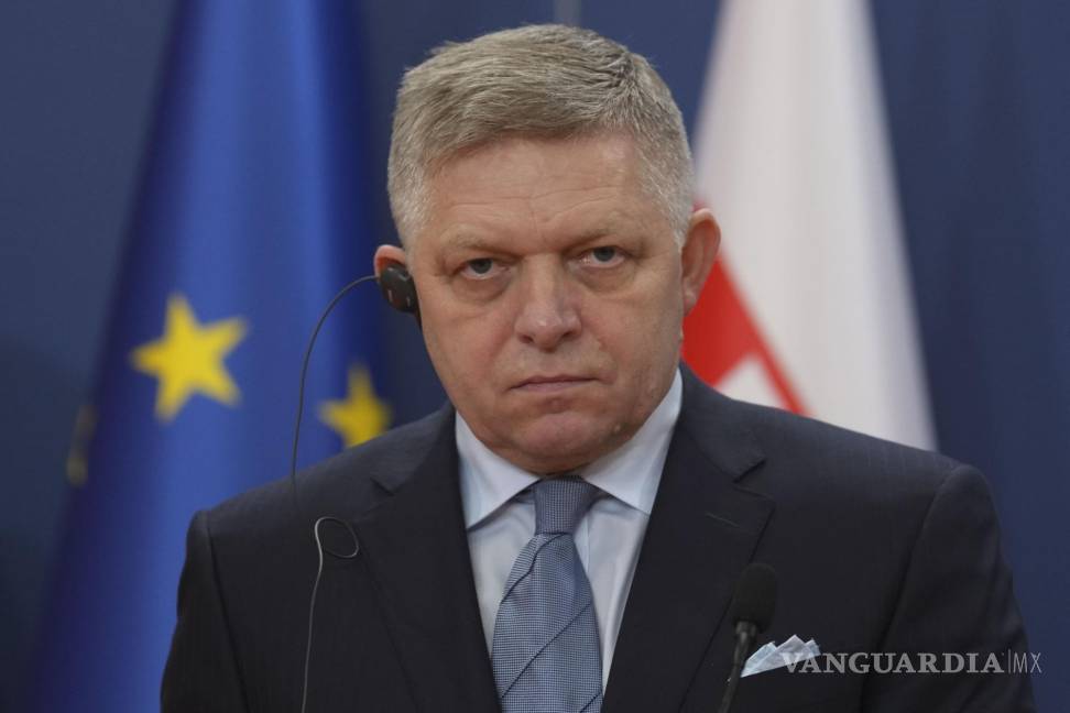 $!El primer ministro de Eslovaquia, Robert Fico, escucha durante una conferencia de prensa en el Palacio de Serbia en Belgrado, Serbia.