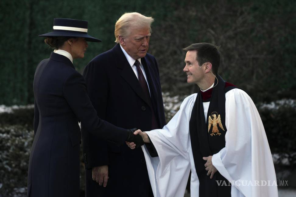 $!El presidente electo Donald Trump y su esposa Melania son recibidos a su llegada al servicio religioso en la Iglesia Episcopal de San Juan frente a la Casa Blanca.