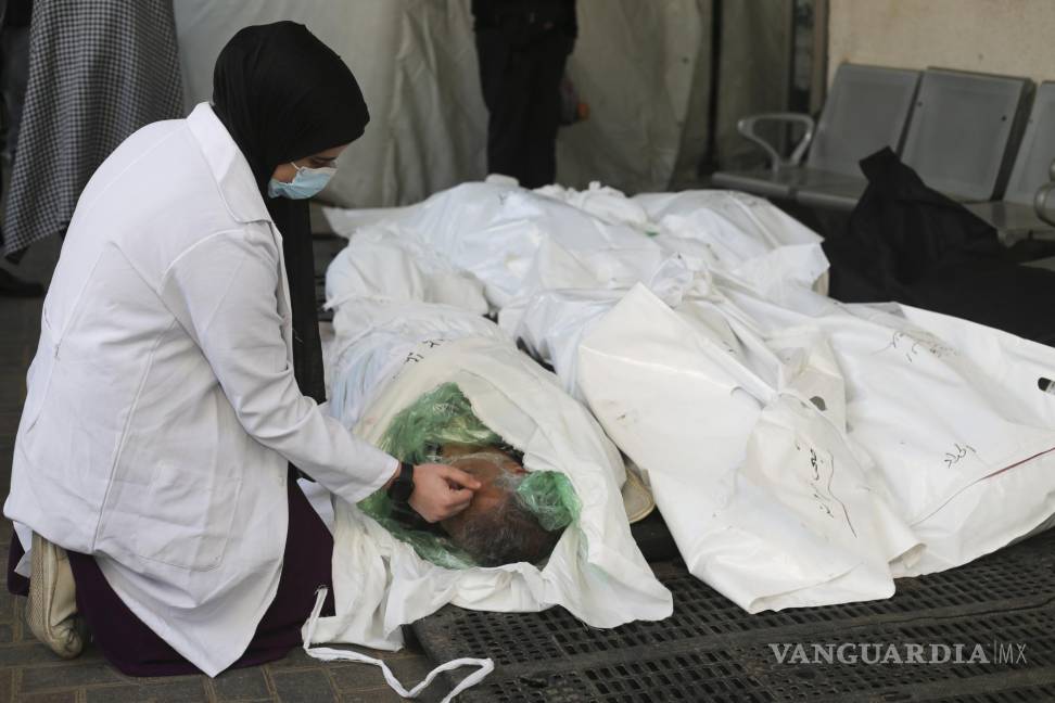 $!Una enfermera palestina llora frente al cuerpo de un familiar que murió en un bombardeo israelí en Rafah, este 15 de diciembre.